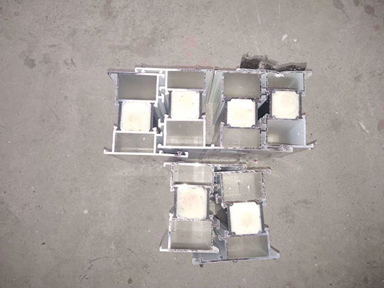 鋁合金門(mén)窗保溫填充聚氨酯 噴涂發(fā)泡機(jī)(圖1) 鋁合金門(mén)窗保溫填充聚氨酯