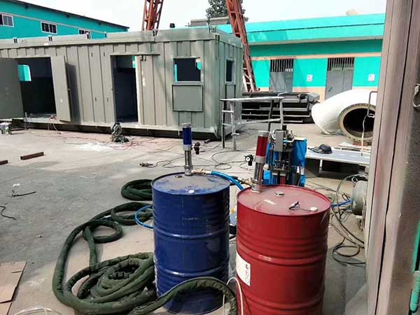 湖南聚氨酯發(fā)泡設備集裝箱移動房保溫施工(圖3) 集裝箱移動房聚氨酯發(fā)泡施工