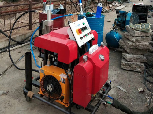 遼寧聚脲噴涂機(jī)混凝土攔水壩防水噴涂案例(圖1) H5600遼寧聚脲噴涂機(jī)攔水壩防水噴涂