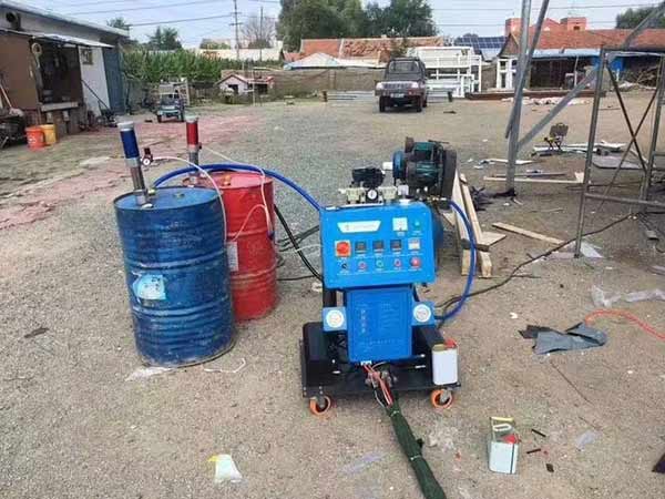 陜西聚氨酯噴涂機(jī)(圖1) 移動(dòng)式房屋Q2600陜西聚氨酯噴涂機(jī)保溫施工