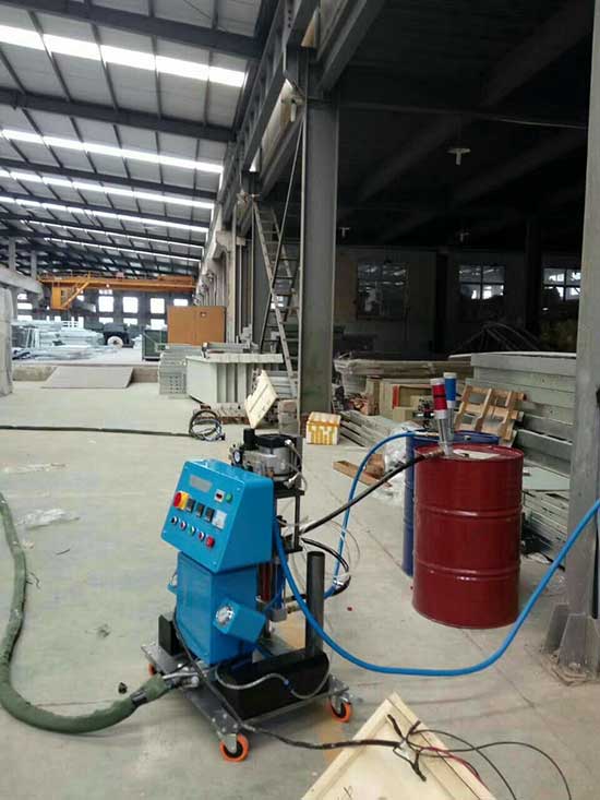 車間保溫聚氨酯噴涂(圖1) Q2600車間保溫聚氨酯噴涂機(jī)
